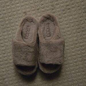 CROCS Women's Fuzzy Tan Slippers